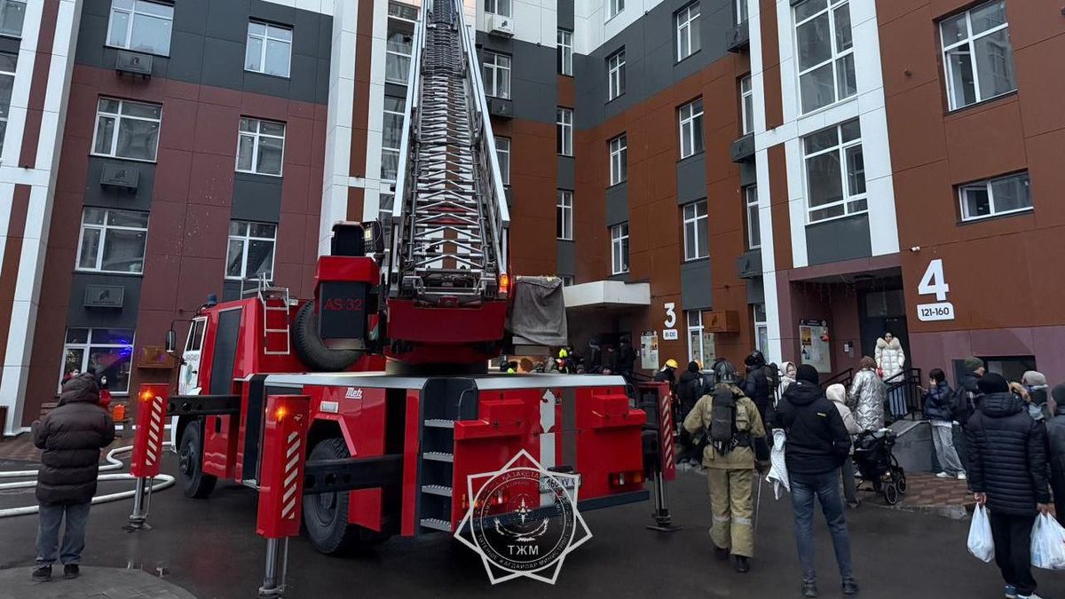 35 человек эвакуировали из-за пожара в высотке в Караганде