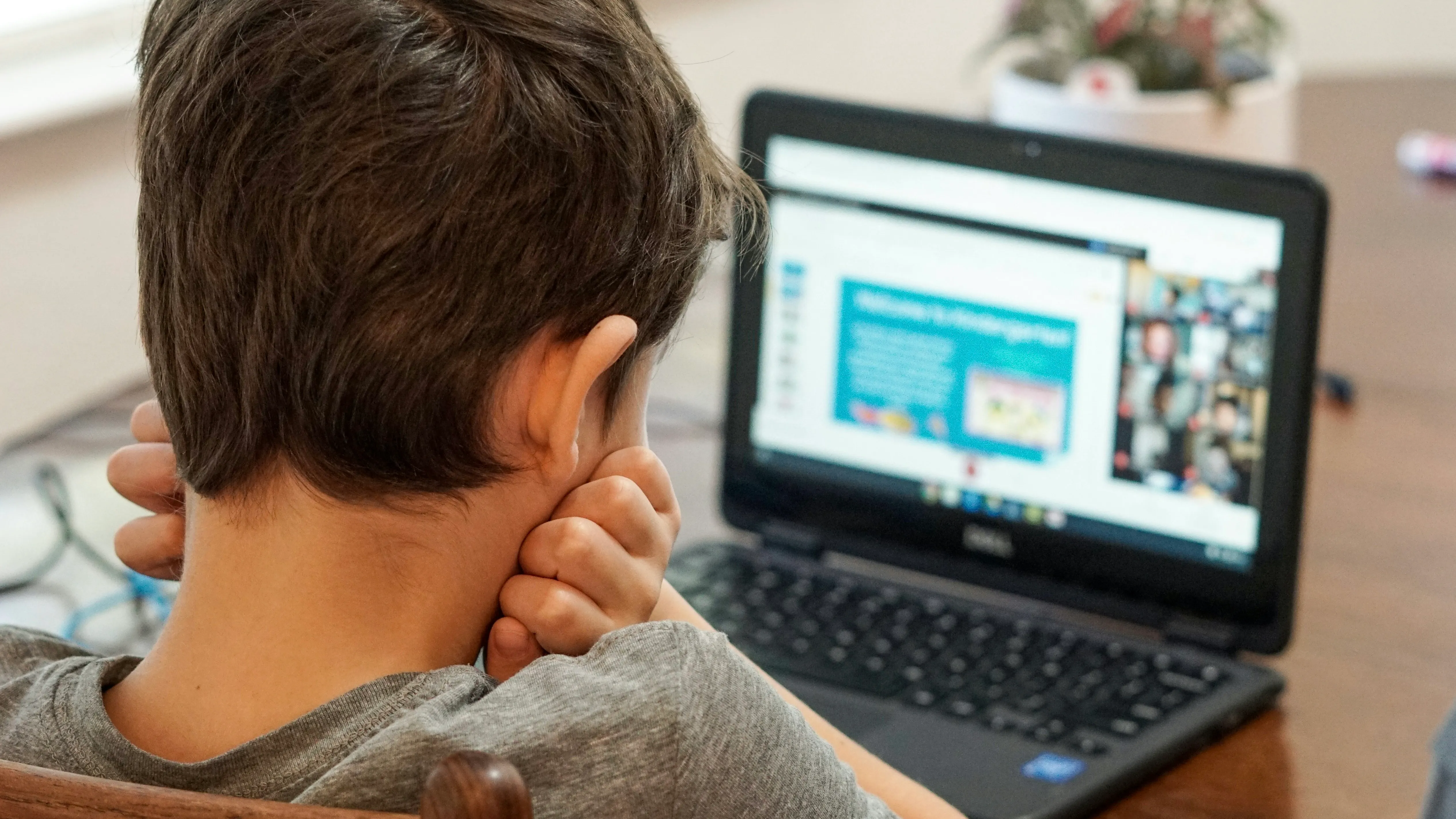 Школьников Усть-Каменогорска перевели в онлайн из-за смога