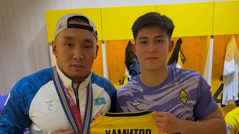 Герой Паралимпиады-2026 Хамитов встретился со звездами "Кайрата"