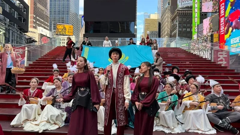 Times Square-де Наурыз тойланды: Нью-Йорк төрінде қазақтың күйі күмбірледі
