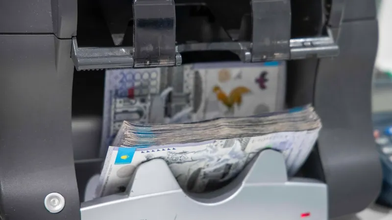 Пенсионерка сняла с депозита в банке 6,5 млн тенге, и полицейские устроили за ней "охоту"