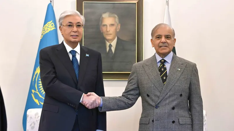 Қасым-Жомарт Тоқаев пен премьер-министр Шахбаз Шариф шағын құрамда келіссөз жүргізді