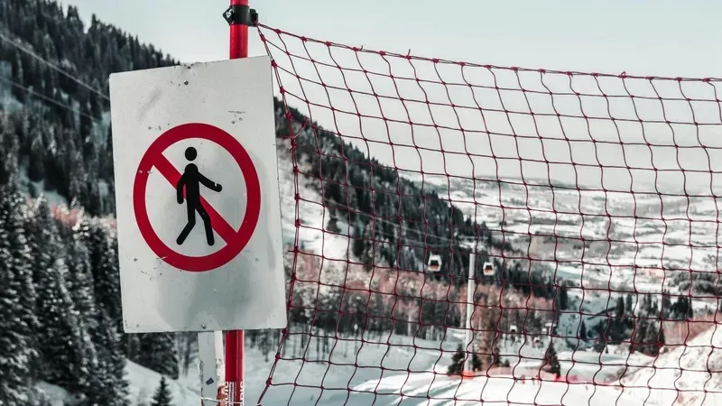 Шымбұлақта ресейлік сноубордшы жолдан шығып, жыраға құлап кетті – құтқару сәті видеоға түсті