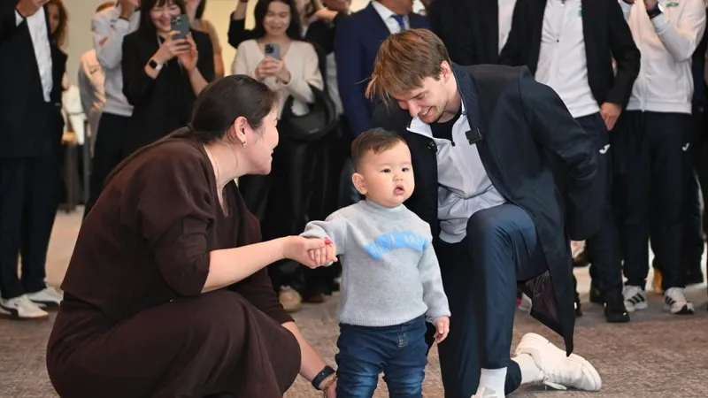 Александр Бублик Астанада бір жасқа толған баланың тұсауын кесті