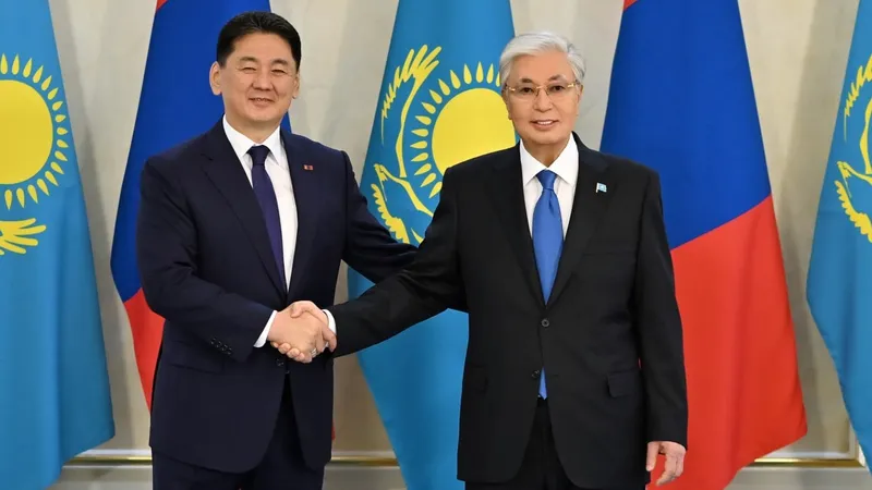 Қазақстан Президенті Моңғолия басшысына ең жоғары мемлекеттік награда тапсырды