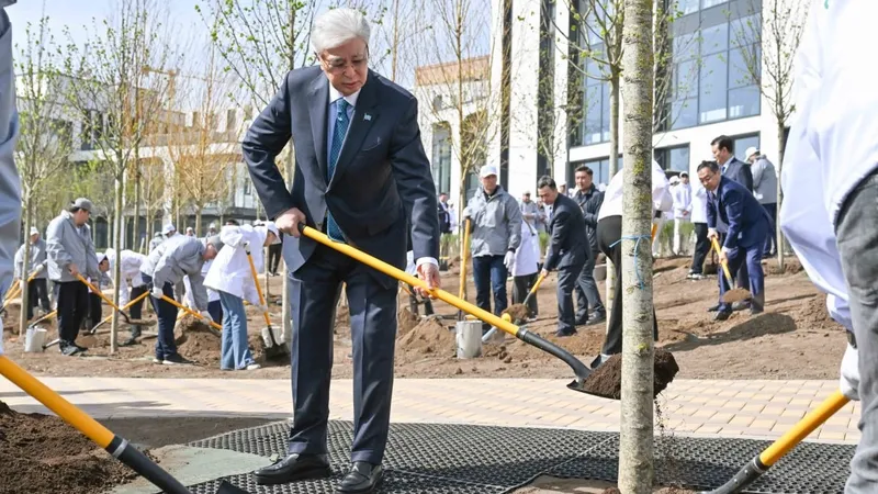 Тоқаев "Таза Қазақстан" акциясы аясында елордадағы саябақта ағаш отырғызды