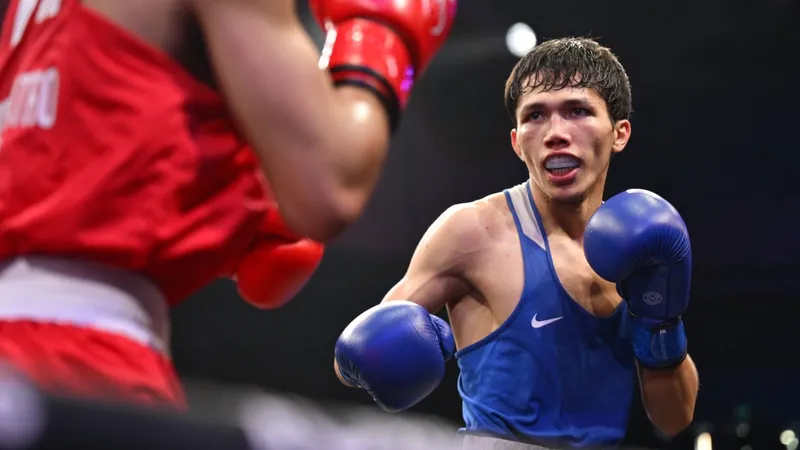 Санжар Тәшкенбай Азия чемпионатындағы алғашқы жекпе-жегінде нокдаунға түсіп қалды