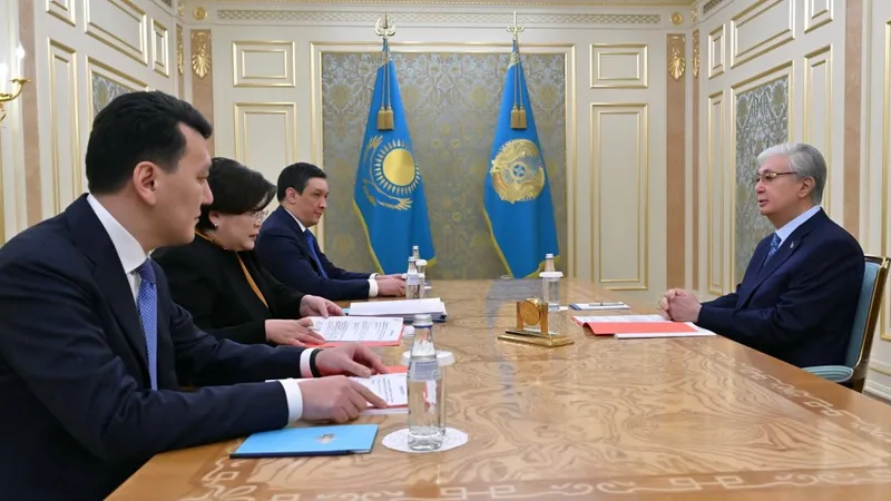 Токаев провел рабочую встречу с руководством Конституционной комиссии