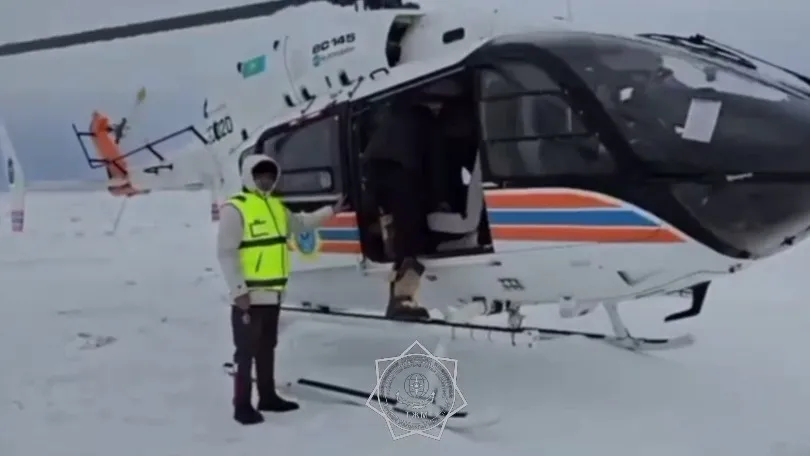 Застрявших в грязи и снегу водителей эвакуировали вертолетом в области Жетысу