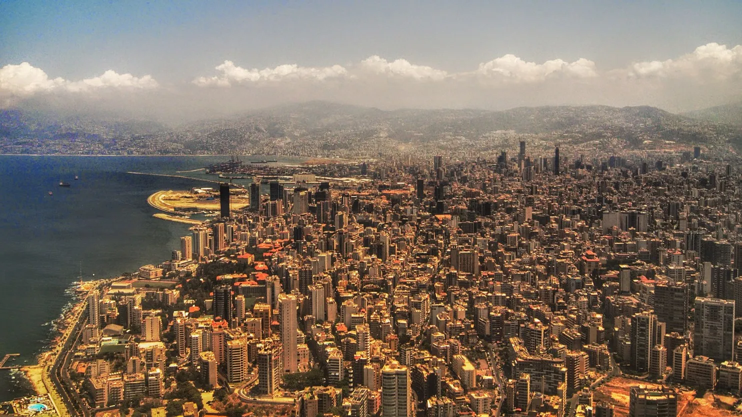 Бейрут в руинах: Израиль усиливает авиаудары по Ливану