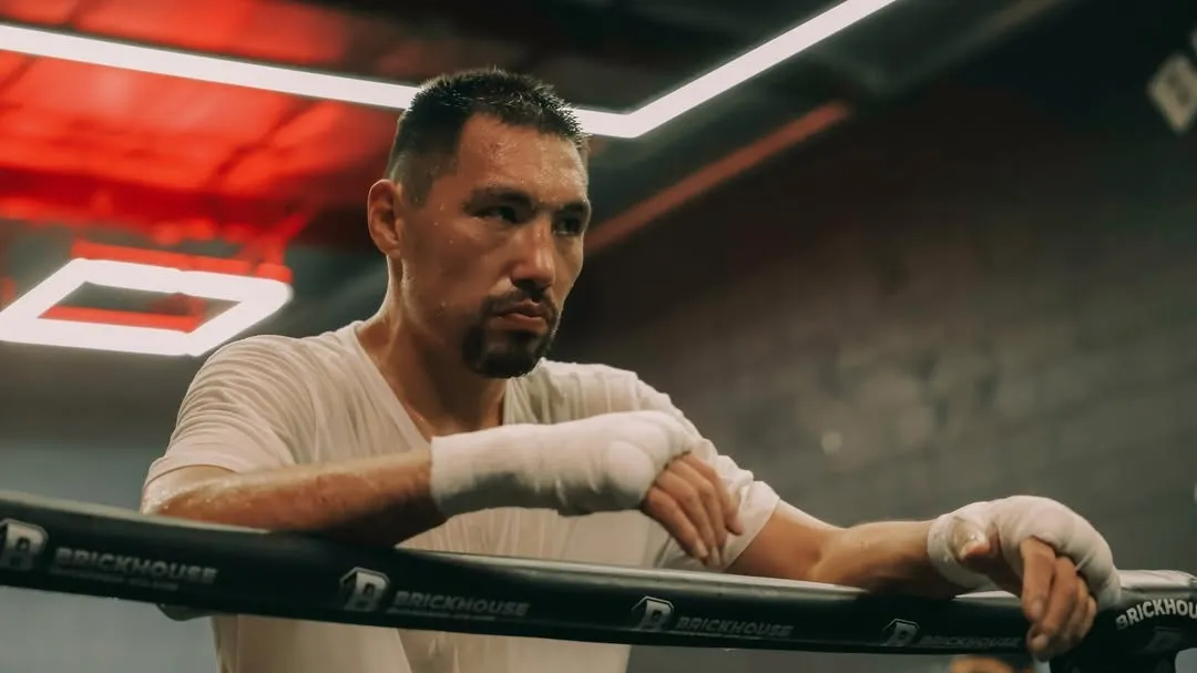 WBO дисквалифицировала Жанибека Алимханулы на год, но титул оставила