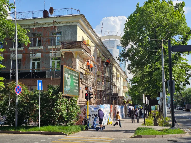 "Мегаполис заиграет новыми красками": в Алматы приводят в порядок фасады жилых домов