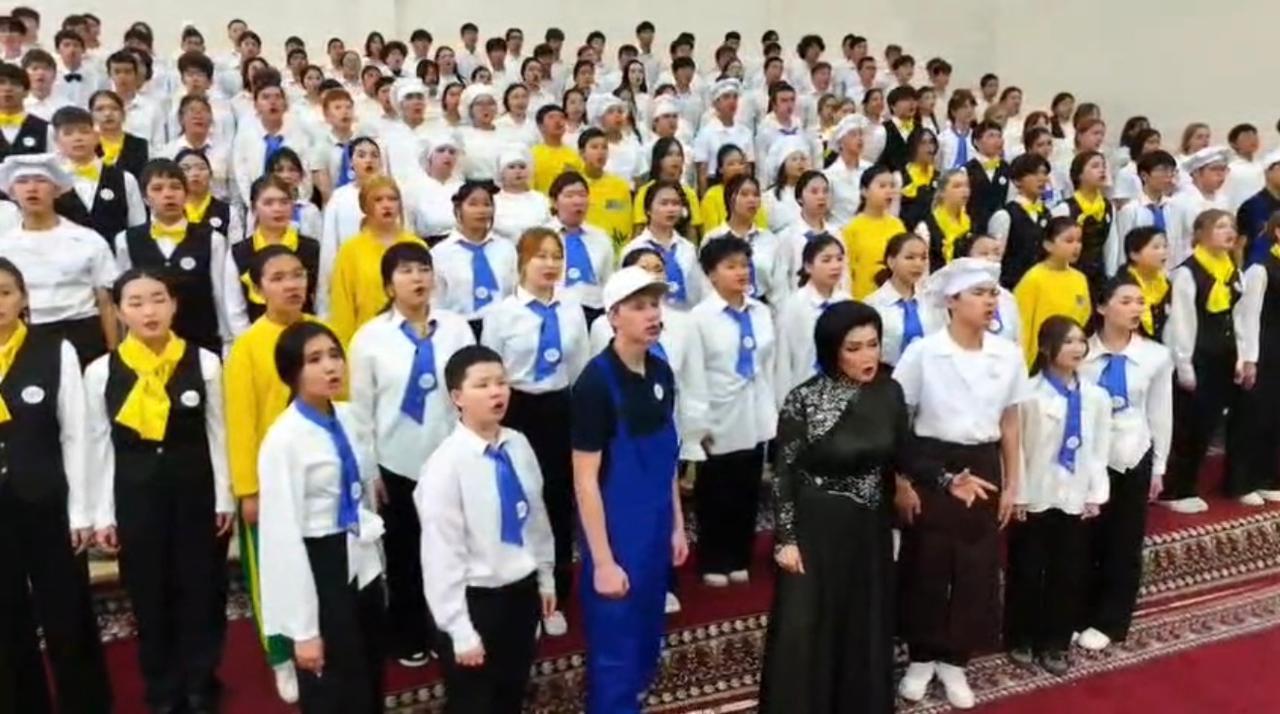 Астанада 700 студент еңбек адамына арналған гимнін орындады