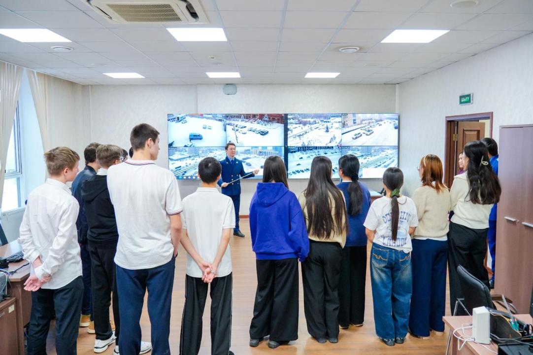 «Закон и порядок»: день открытых дверей провела для школьников столичная прокуратура