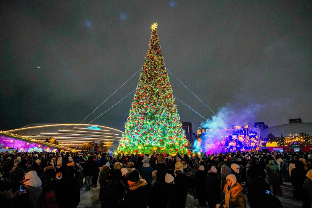 Более 40 новогодних ёлок одновременно зажгли в Астане