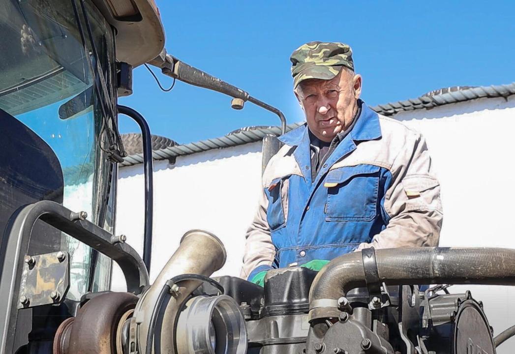 Еңбек адамы. 45 лет в профессии: путь механизатора Олега Краскова