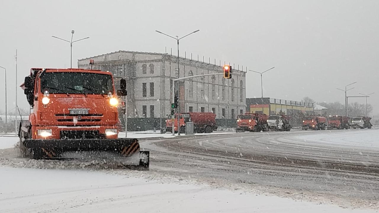 Астанада күндіз қар тазалау жұмысына 1 мыңнан астам арнайы техника жұмылдырылды