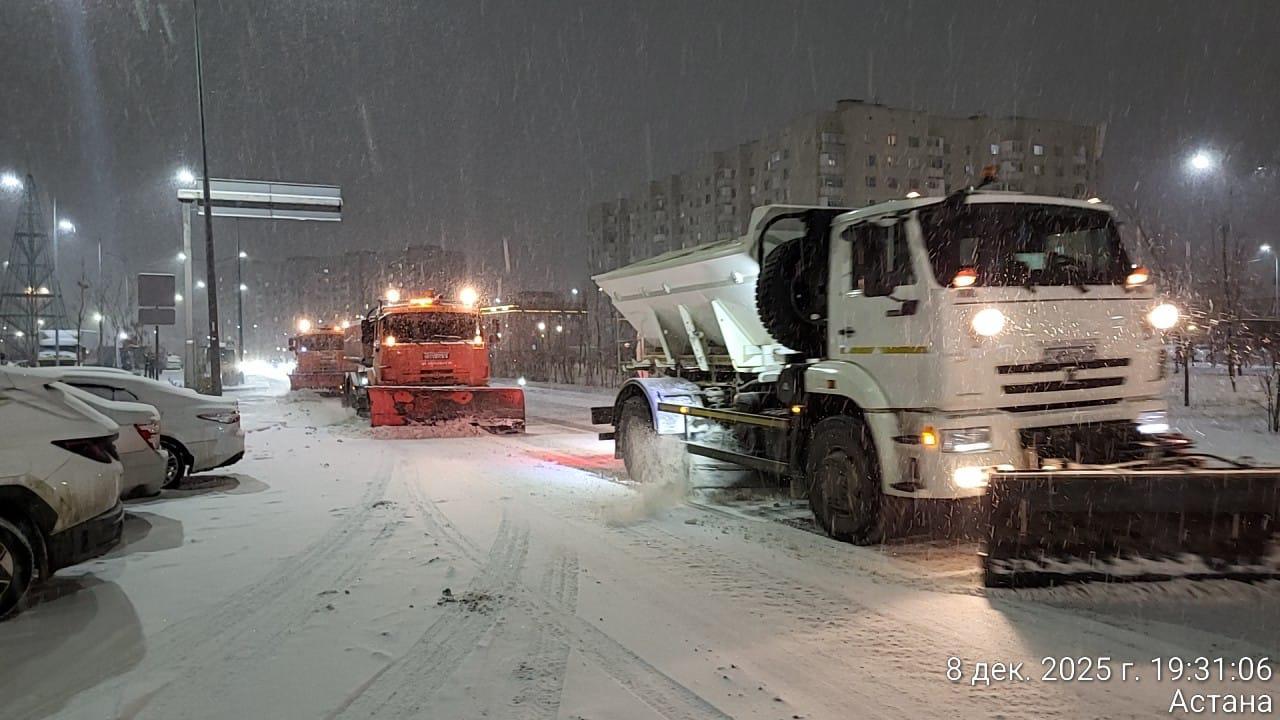 Свыше 1 тыс. единиц спецтехники заняты в снегоуборочных работах ночью в Астане
