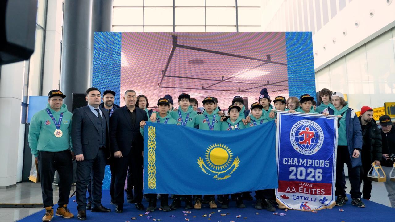 Pee-Wee халықаралық турнирінің чемпиондары: астаналық жас хоккейшілер елге оралды