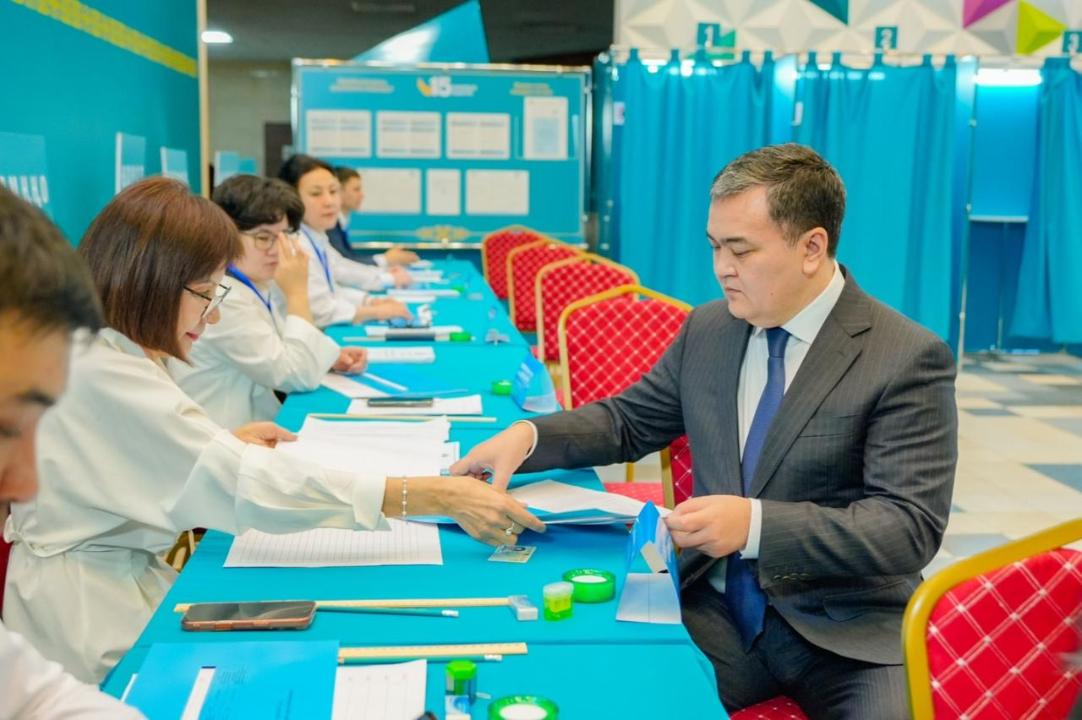 Астана әкімі Жеңіс Қасымбек референдумда дауыс берді