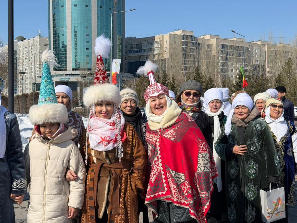 В Астане дедушки и бабушки провели шествие национальных костюмов