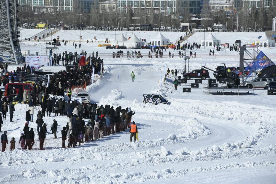 Астанада Есіл өзенінде дәстүрлі мұз үстіндегі жарыс өтті