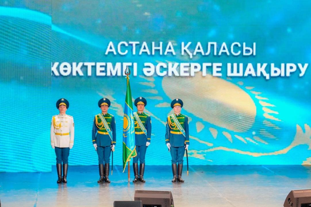 «Защита Родины — дело настоящих мужчин!»: в Астане проводили в армию очередную группу молодых людей