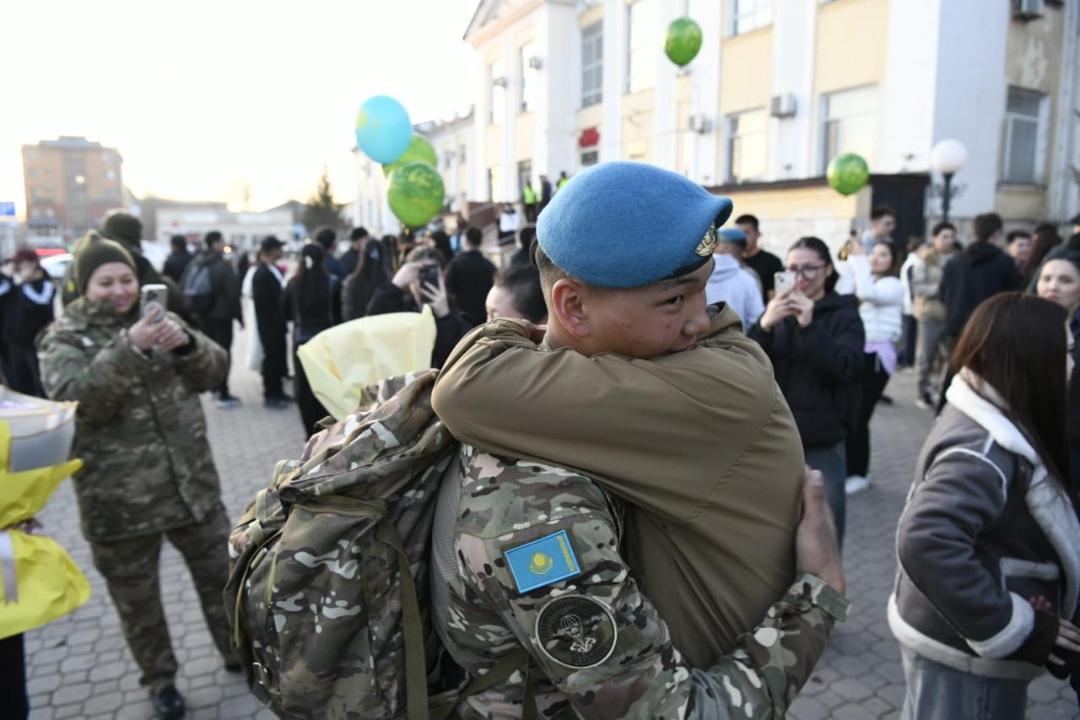 На столичном вокзале родные и близкие торжественно встретили солдат, вернувшихся из армии