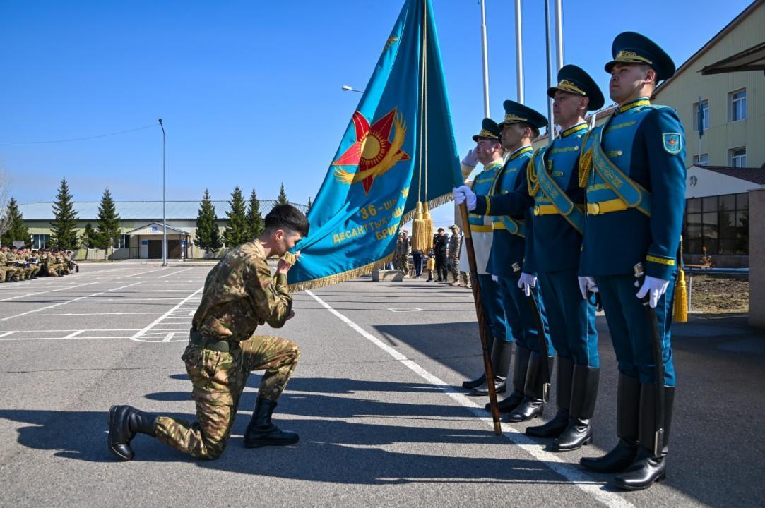 Астанада былтыр көктемде әскерге аттанған сарбаздар жауынгерлік тумен қоштасты