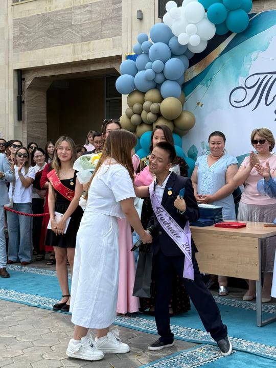 Астанада мектеп бітірген түлекке ерекше сыйлық жасалды