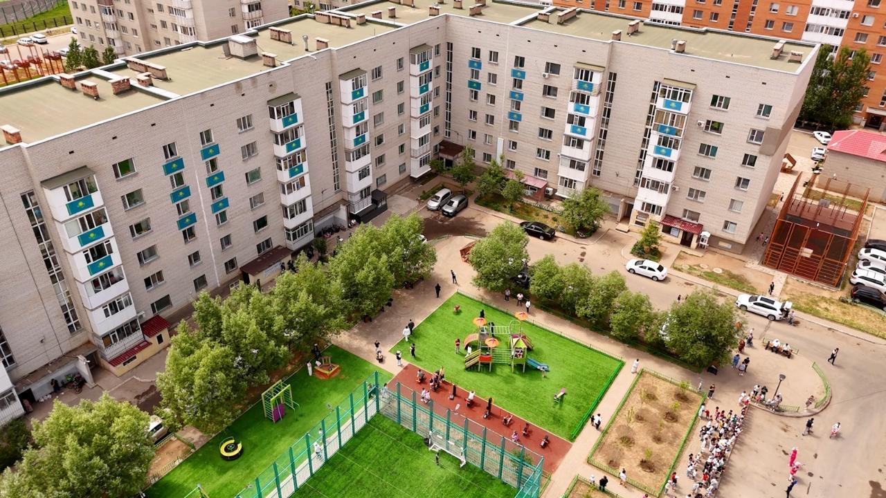 Сарайшық ауданында абаттандырылған аула салтанатты түрде ашылды