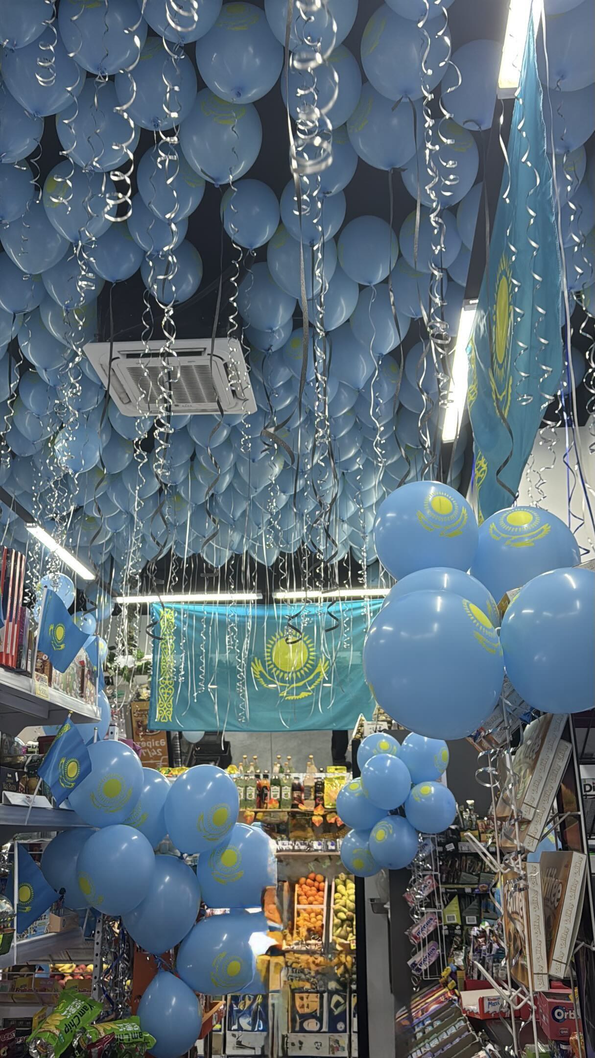 Тәуелсіздік күніне орай азық-түлік дүкенін безендірген